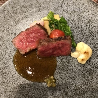 メイン料理の試食。お肉は非常に柔らかくお箸も用意されていた。