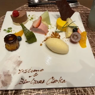 ケーキ盛合わせ。好きなキャラクターを即興で描いてくれました。
