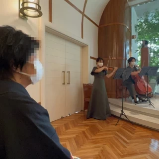 チャペル左側ではバイオリンとチェロの演奏