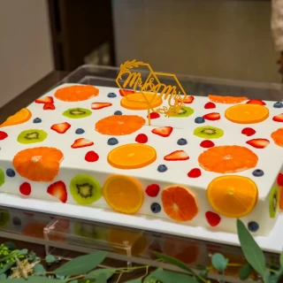新婦のリクエストで
インスタ映えする特大フルーツケーキ！