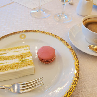 メロンのショートケーキとマカロン