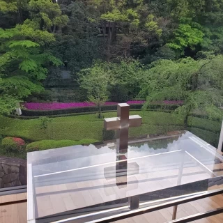 見下ろすと散策者が見えてしまいますが、庭園が広がっています