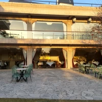 ガーデンと建物。後ろには緑が広がっています。