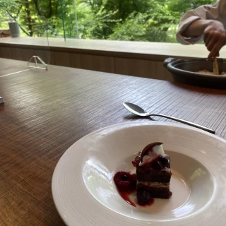 試食で頂いたデザートのケーキです。