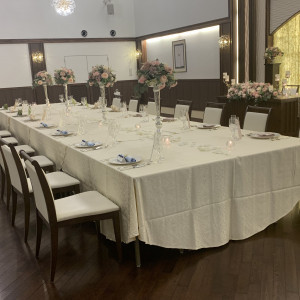 親族のみの披露宴だったので、長いテーブルにしていただきました|619106さんのスタイリッシュウエディング ヴィーナスコート佐久平の写真(1468531)