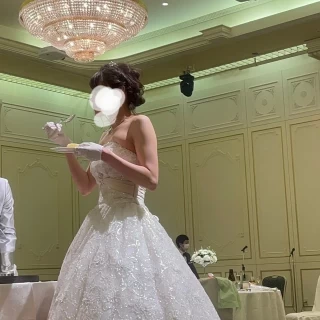 はちみつの巣をカットし、試食しているシーンです