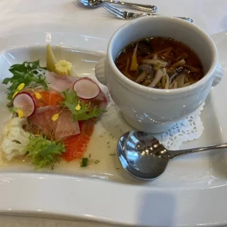お皿だとてもおしゃれです。
