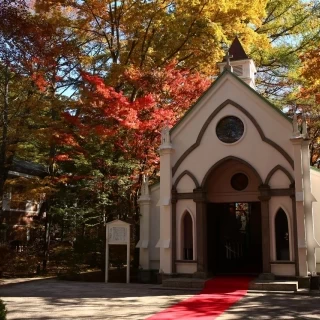 10月下旬
秋の紅葉がきれいなチャペル。
