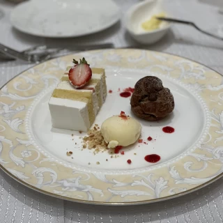 デザート
ショートケーキ、バニラアイス、チョコシュー