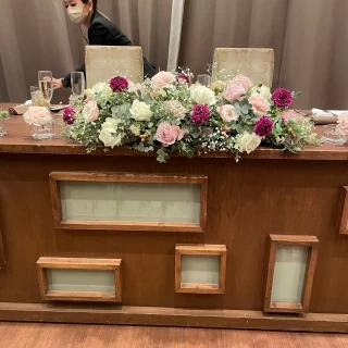テーブルの造花、春らしくピンクをアクセントに。