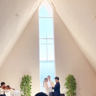 高い屋根が印象的で自然光が入ります