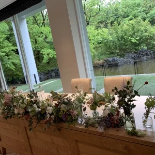 雨でもバックの緑が映えていました。