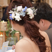 ヘアーアクセサリーとブーケと同じ花を一緒に付けました。