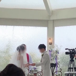 チャペル内の花は3、4色から選べ、紫のリボンを追加しました！