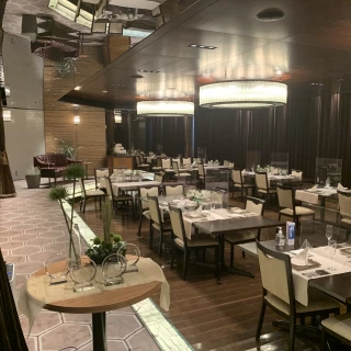 入口の方からみた披露宴会場
