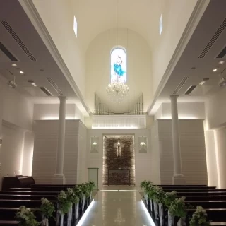 白を基調とした落ち着いた雰囲気の会場です。