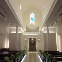 白を基調とした落ち着いた雰囲気の会場です。