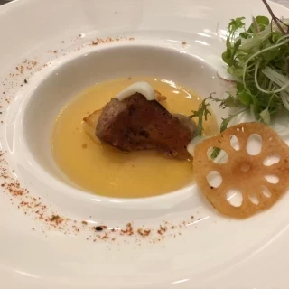 料理の写真です。真ん中にフォアグラが乗っていました。