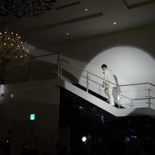 披露宴の登場時は、1階の新郎が新婦を迎えに行きました。