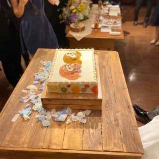 ケーキのテーブルと高砂席は木製になっていました。