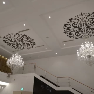 披露宴会場内にはシャンデリアがあります。