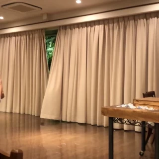 新郎新婦入場前です。この後カーテンが開いて入場でした。