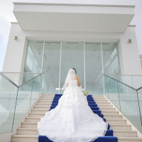 式が始まる前の大階段での写真撮影です。ドレスがとて映えます。