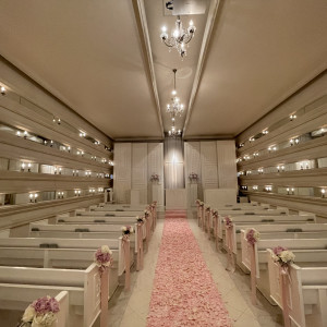 バージンロードにはピンクのバラの絨毯がひいていました。|620024さんのブランスイート大阪（ウエディング取扱終了）の写真(1478648)