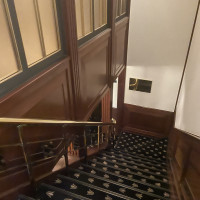 女性用お手洗いに続く階段