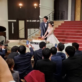 ケーキ入刀のシーンです。