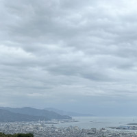 晴れの日は庭の先に清水の街並みと富士山が見えます。