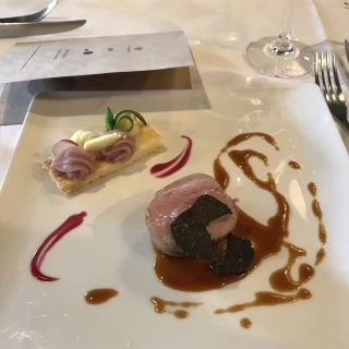 料理はおしゃれで美味しいです。