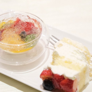 ウェディングケーキは一人一人提供されるので安心です|620208さんの小さな結婚式 大阪ハービスENT店の写真(1477929)