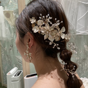 ヘアアクセサリーは複数の種類を組み合わせることも可能でした|620208さんの小さな結婚式 大阪ハービスENT店の写真(1478897)