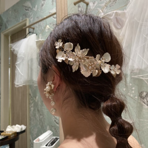 豪華な花びら型のヘアアクセサリーで追加料金が3000円ほど|620208さんの小さな結婚式 大阪ハービスENT店の写真(1478890)