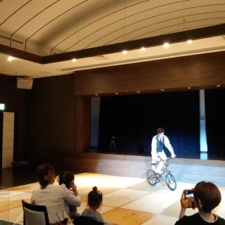 ステージがあり、自転車のショーをして貰いました