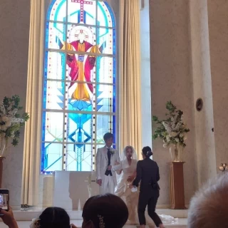 大きなステンドグラスがあります