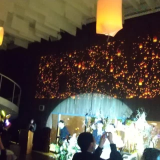 ランタンをあげる演出。