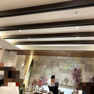 淡い色使いの披露宴会場に赤系のお花がピッタリ