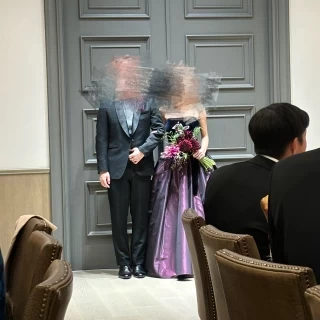 大きな扉の前で。