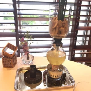 前菜のスープ。サイフォンで煮込むのだとか。食材の味もGood