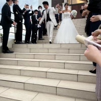 チャペルを出て大きな階段で皆にフラワーシャワーをしてもらった