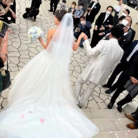 チェペルを出ると大きな階段がありフラワーシャワーをしている所