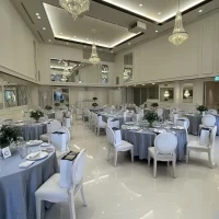 白くて明るい会場