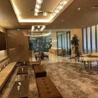 待合室。ドリンク飲み放題。