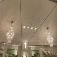 チャペル天井のシャンデリア