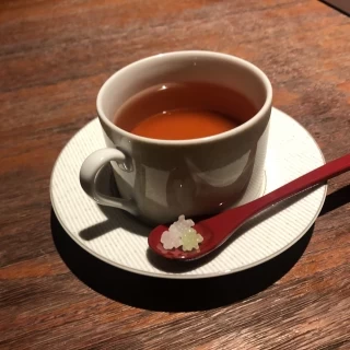 和紅茶　砂糖がこんぺいとう