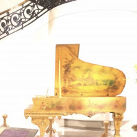 チャペルにあるゴールドのグランドピアノ