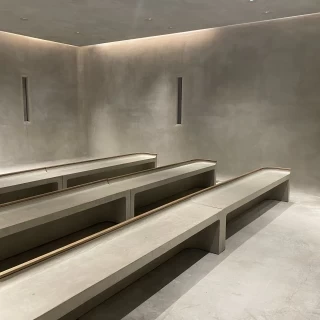 参列者との距離が近く、先も向かい合っていて珍しいです