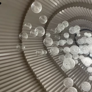 天井からぶら下がっている